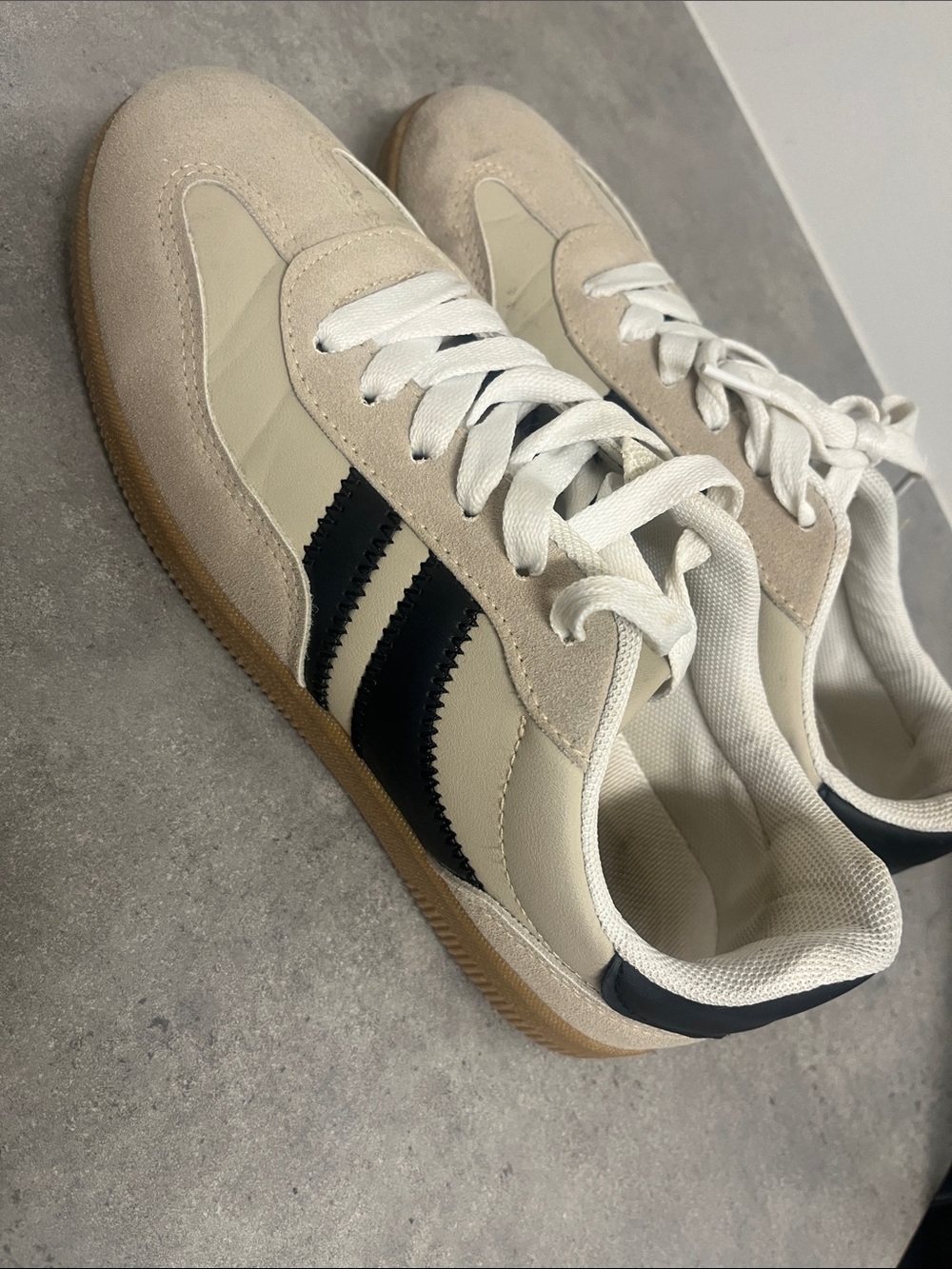 Classic Men's White & Black Retro Trainer